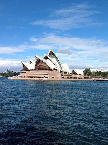 シドニー湾から見たシドニー・オペラハウスの全景